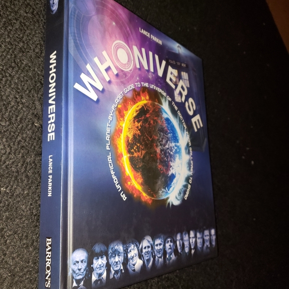 Whoniverse Unofficial Doctor Who guide book - Picture 16 of 16